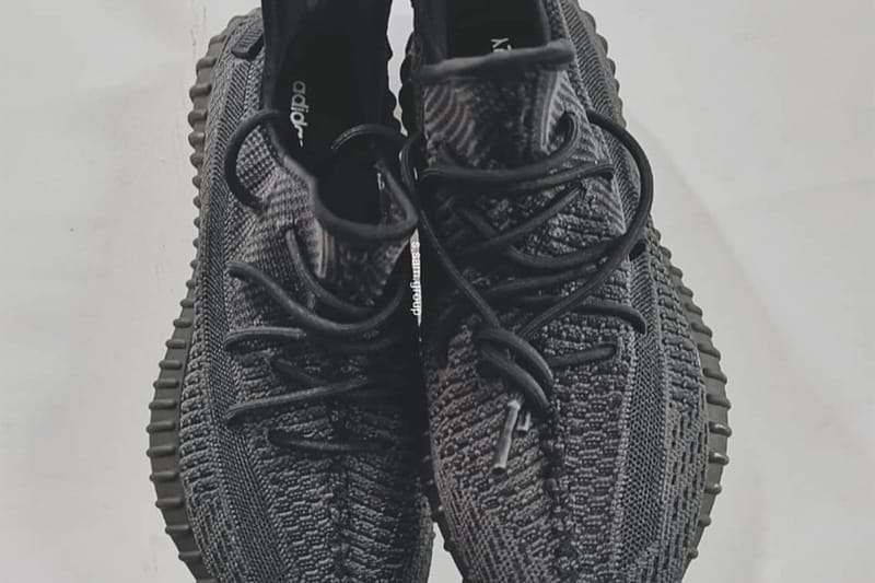 YEEZY BOOST 350 V2 全新「黑魂」配色實鞋搶先曝光