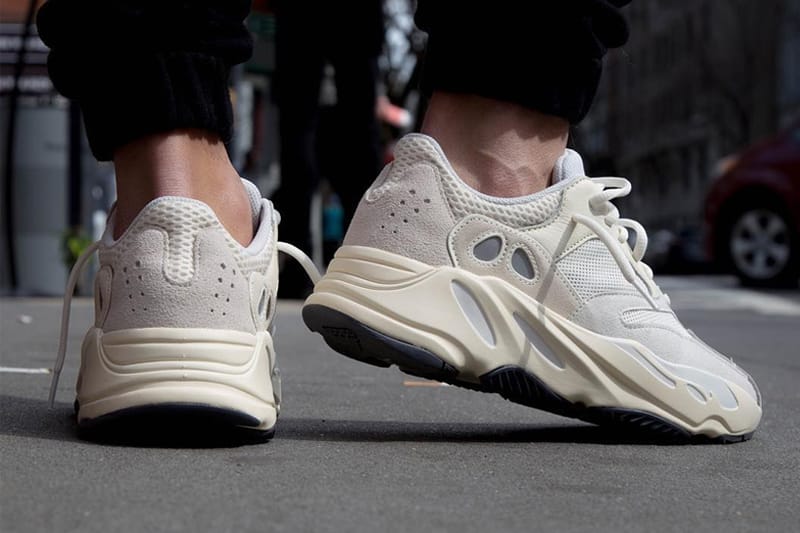 YEEZY BOOST 700 全新配色「Analog」上腳預覽