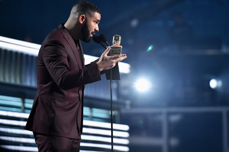《Game Of Thrones》魅力持續!Drake 於 Billboard 頒獎典禮上致敬 Arya Stark