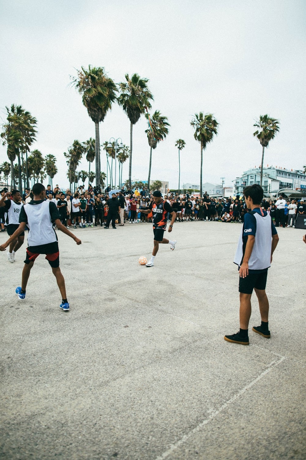 Kylian Mbappé 於美國 Venice Beach 曝光更多 PSG x Jordan Brand 聯名系列單品細節