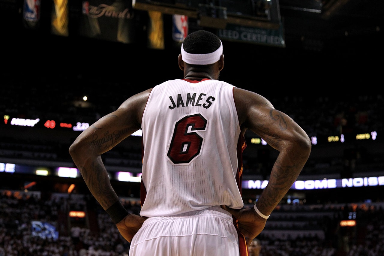 LeBron James 宣佈讓出背號「23」給 Anthony Davis 並於下季回歸「6」號球衣