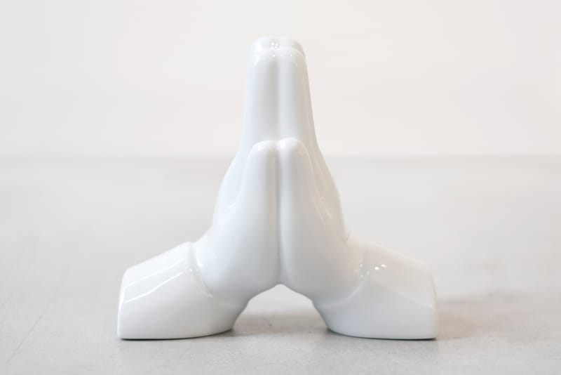 Matthew Lapenta 與 K.Olin tribu 聯手推出 Pray Hands 瓷器