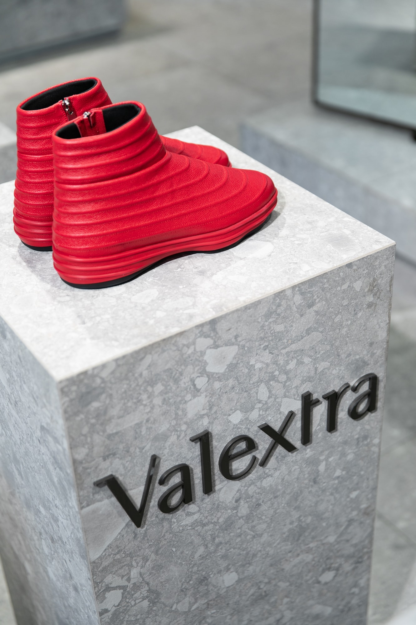 Valextra 發佈全新鞋款 IZON LANDER 