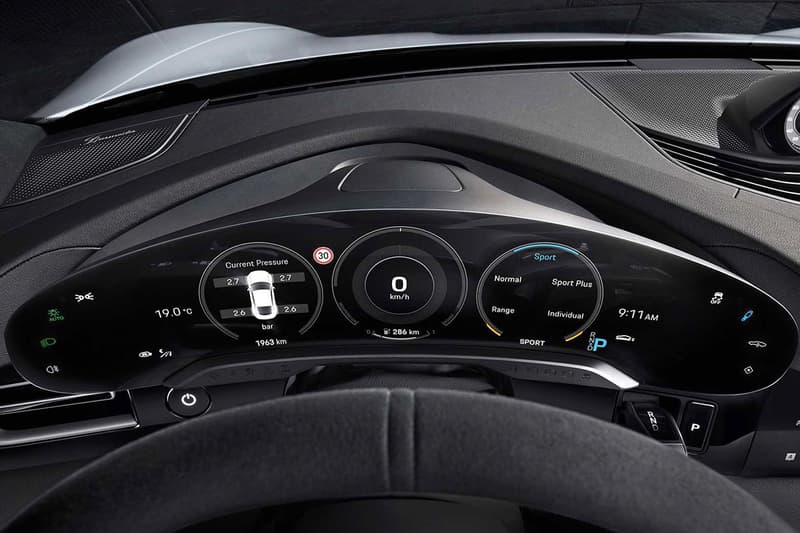 全屏幕座艙-Porsche 揭示全新純電跑車 Taycan 的內裝圖片