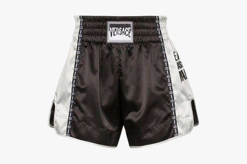 奢華運動風！Versace 推出全新緞面泰拳短褲