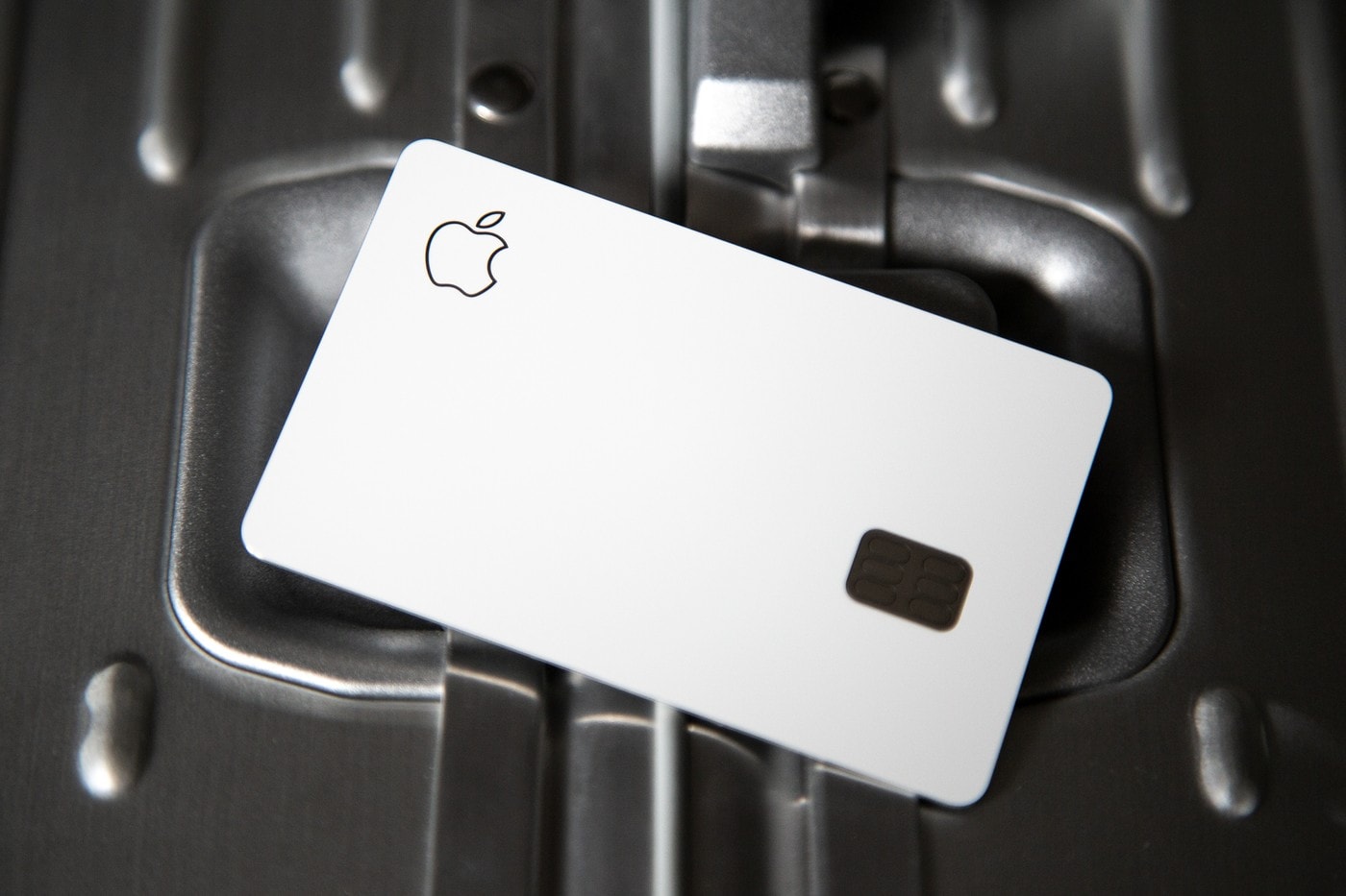 美國手機殼公司為 Apple Card 打造專屬木質保護殼