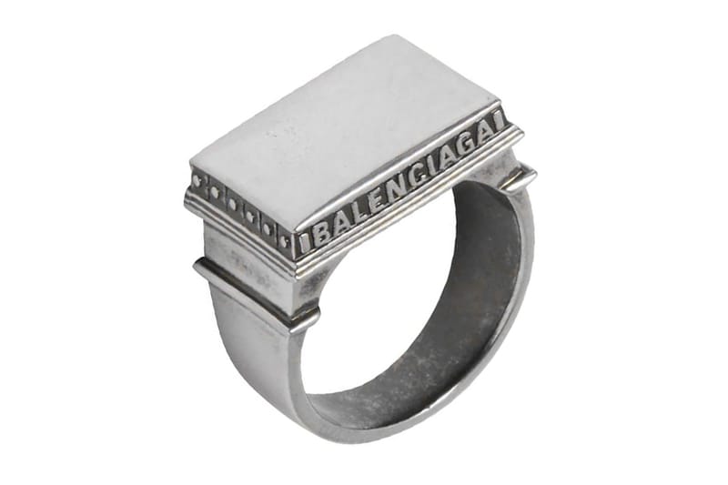 Balenciaga 推出致敬「巴黎凱旋門」別注戒指