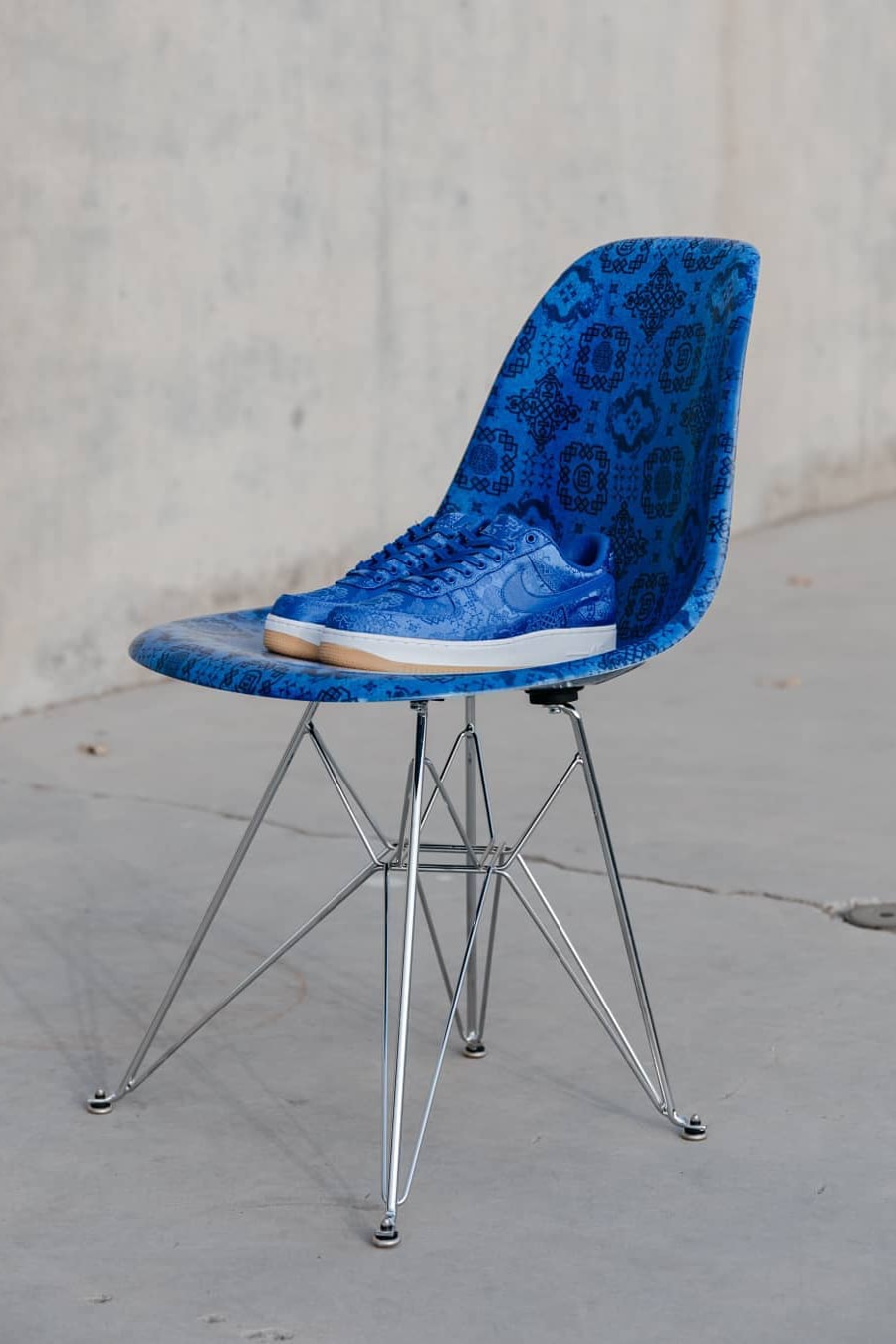CLOT x Modernica 聯手限量打造「藍絲綢」貝殼椅