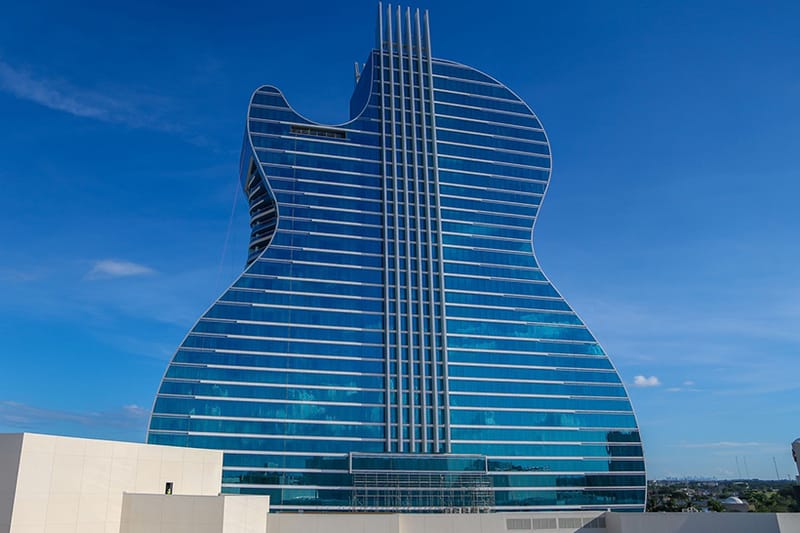 全球第一座！Hard Rock Hotel 打造全鏡面「吉他造型」度假飯店