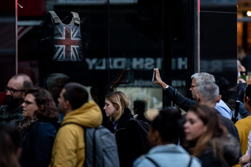 關懷社會 - Banksy 推出全新作品「公園椅雪橇」