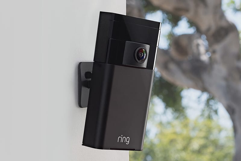 恐怖監視 - Amazon Ring™ 視訊保全系統遭到駭客入侵