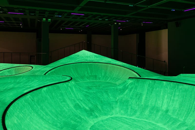 Koo Jeong A 於 Triennale Milano 美術館打造別注「螢光」滑板場