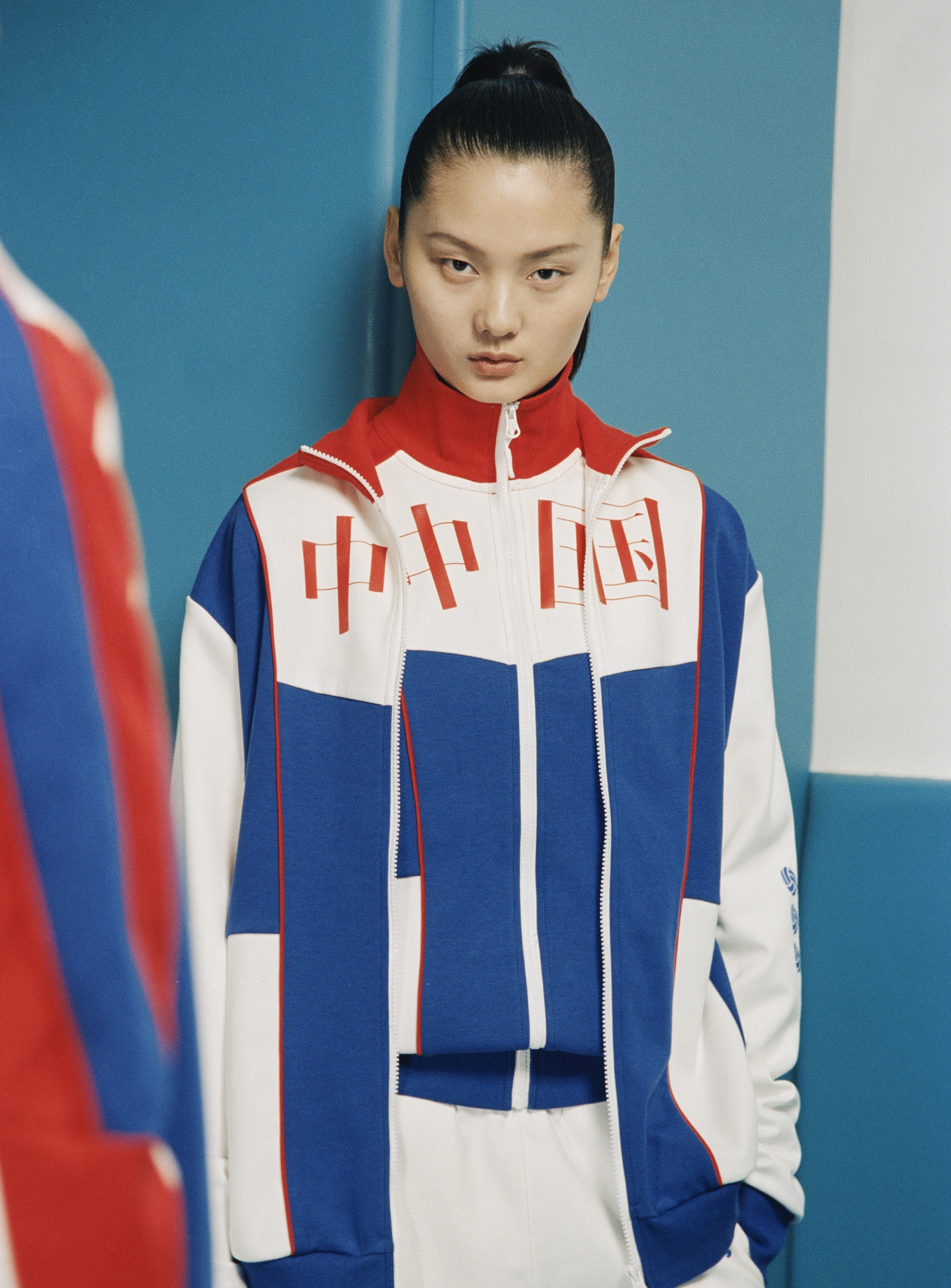 光明乳业携手中国设计师 CHEN PENG 打造「光明女排套装」