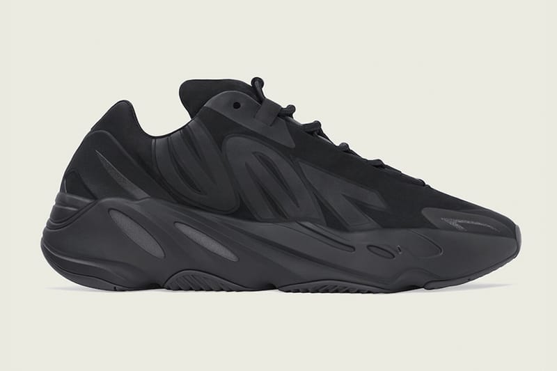 adidas YEEZY BOOST 700 MNVN 配色「Triple Black」官方圖輯、發售日期公開