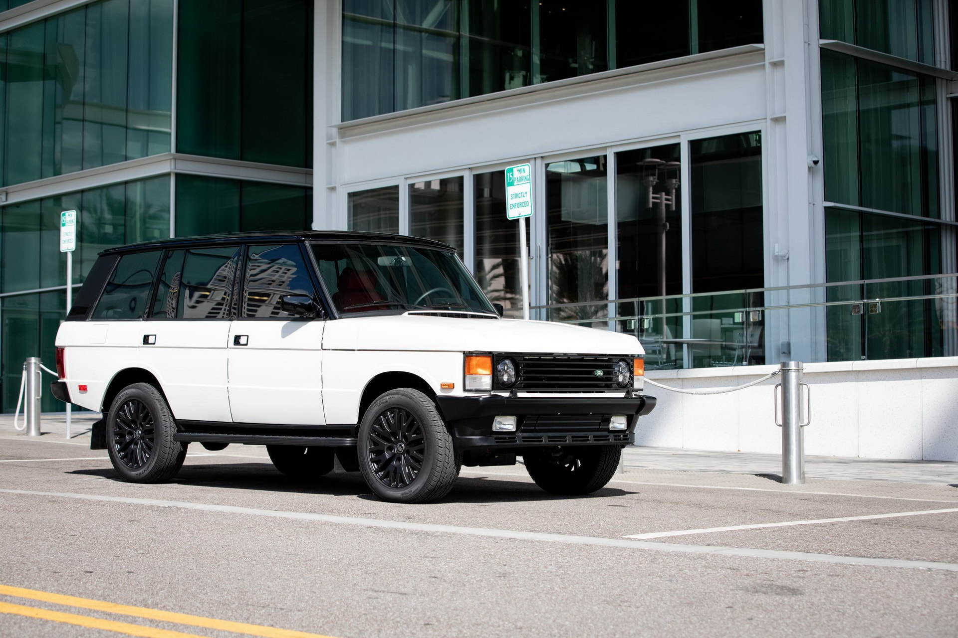經典重塑！E.C.D. Automotive Design 完整翻新舊型 Range Rover 車款