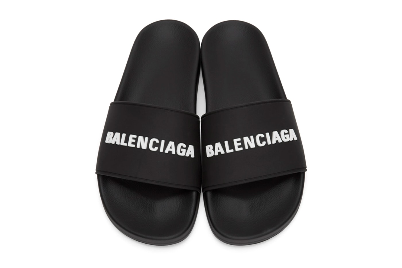 Balenciaga 推出全新黑白兩色泳池用拖鞋