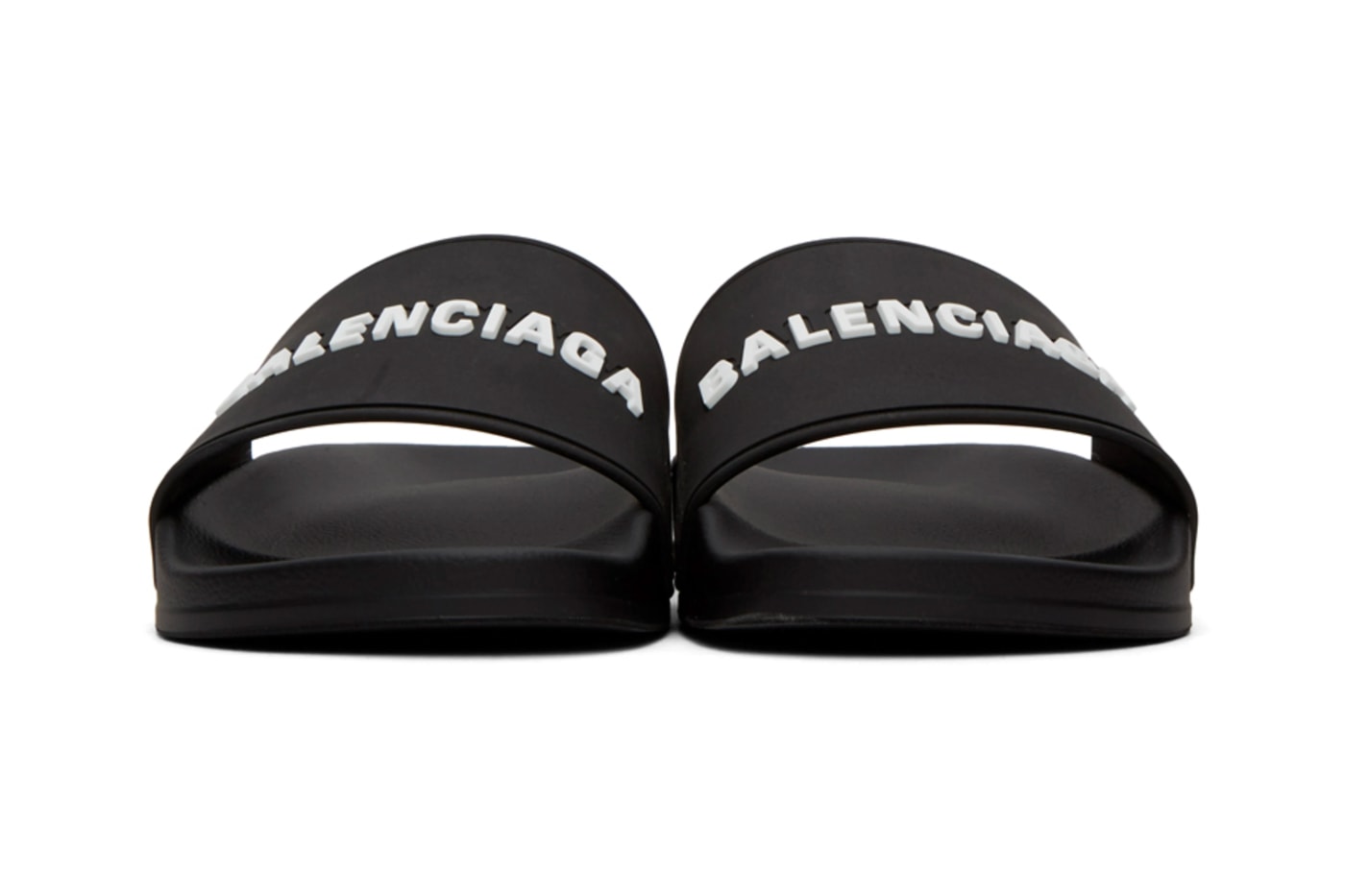 Balenciaga 推出全新黑白兩色泳池用拖鞋