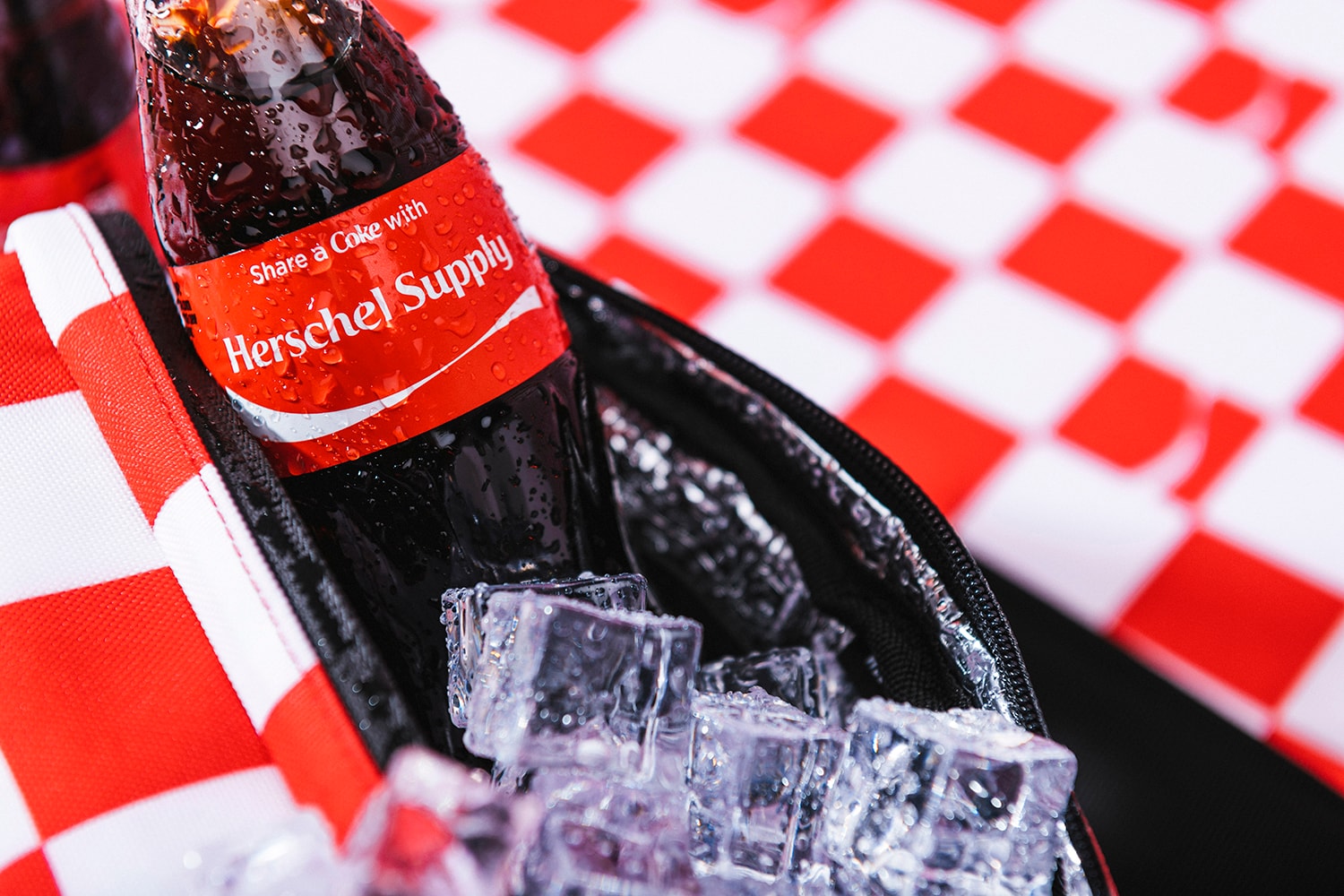 Herschel Supply 再度携手 Coca-Cola® 打造联名系列