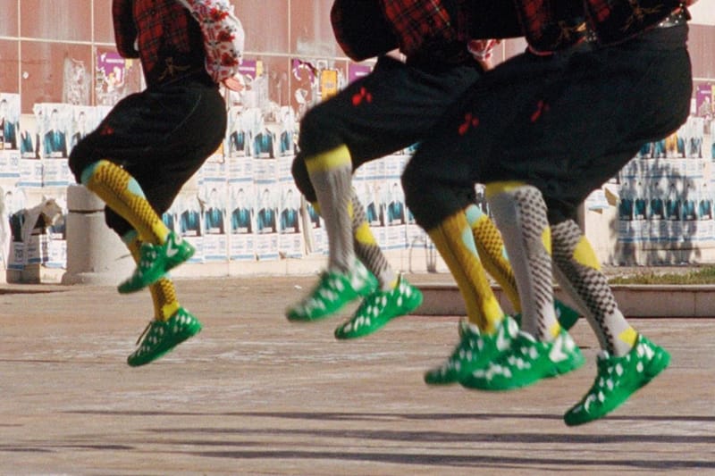 本日嚴選 10 款亮色鞋履入手推介