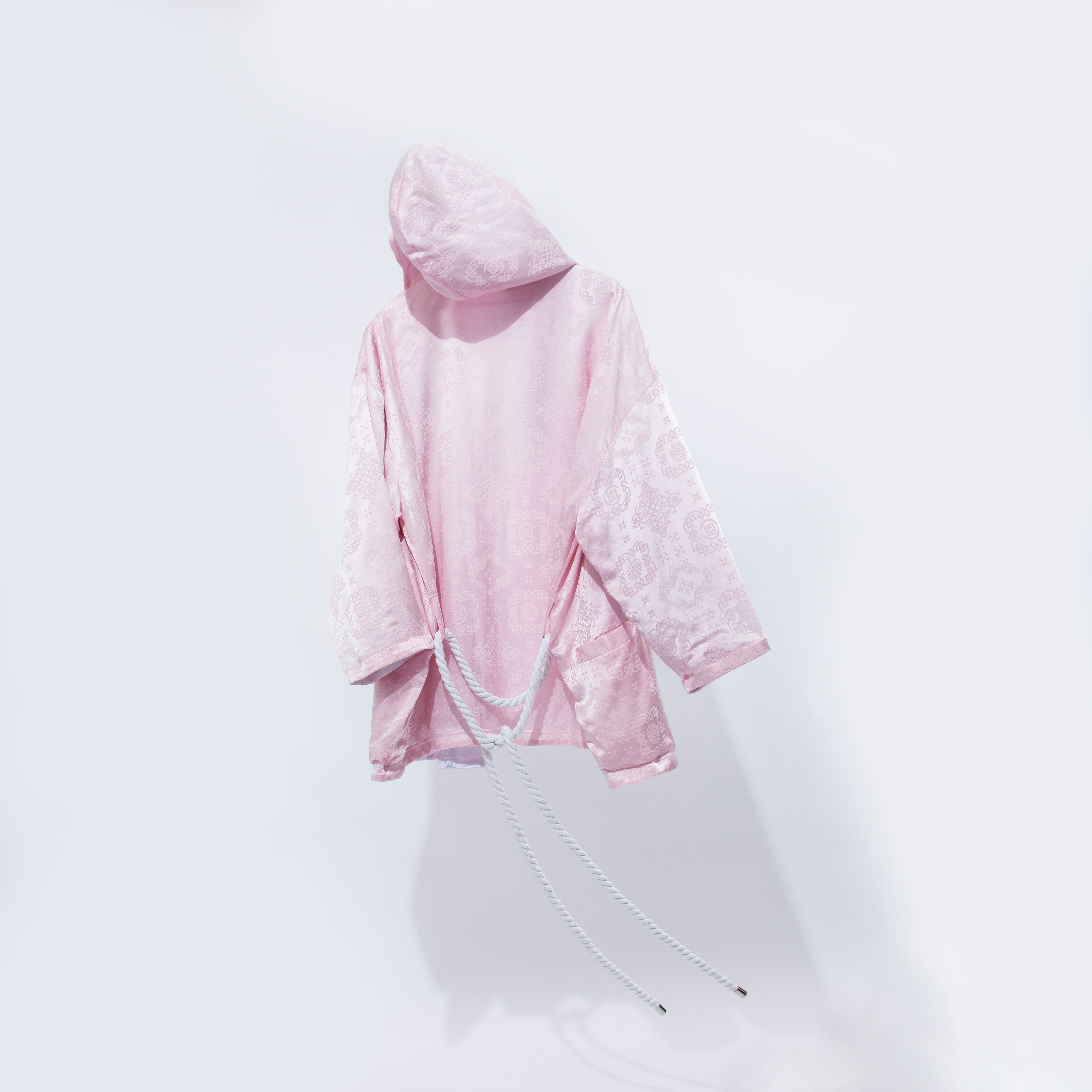 粉色春季－CLOT 延伸創作推出全新絲綢服裝系列