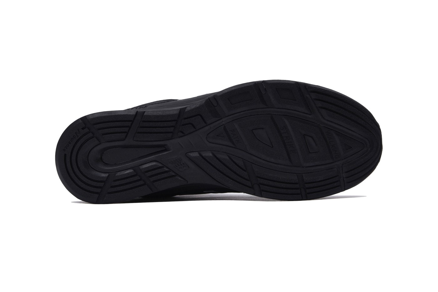 GORE-TEX 注入！New Balance 全新「MW880」全黑配色鞋款正式發佈