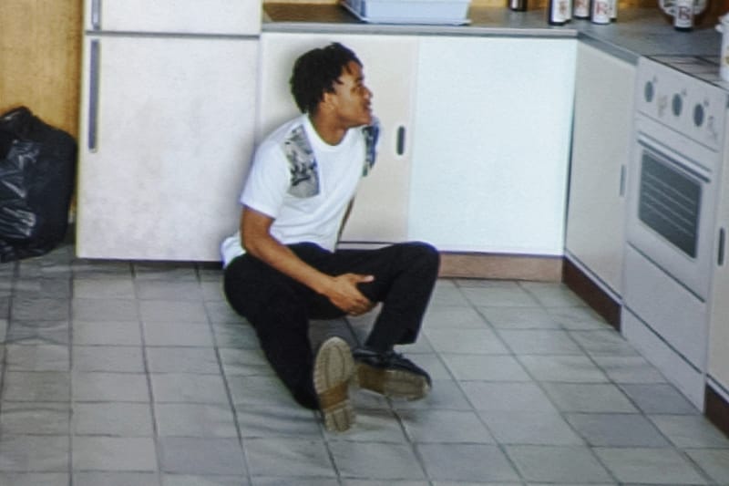 從光頭黨、銳舞再到作為 Raf Simons 靈感來源，回顧攝影師 Gavin Watson 的成長曆程