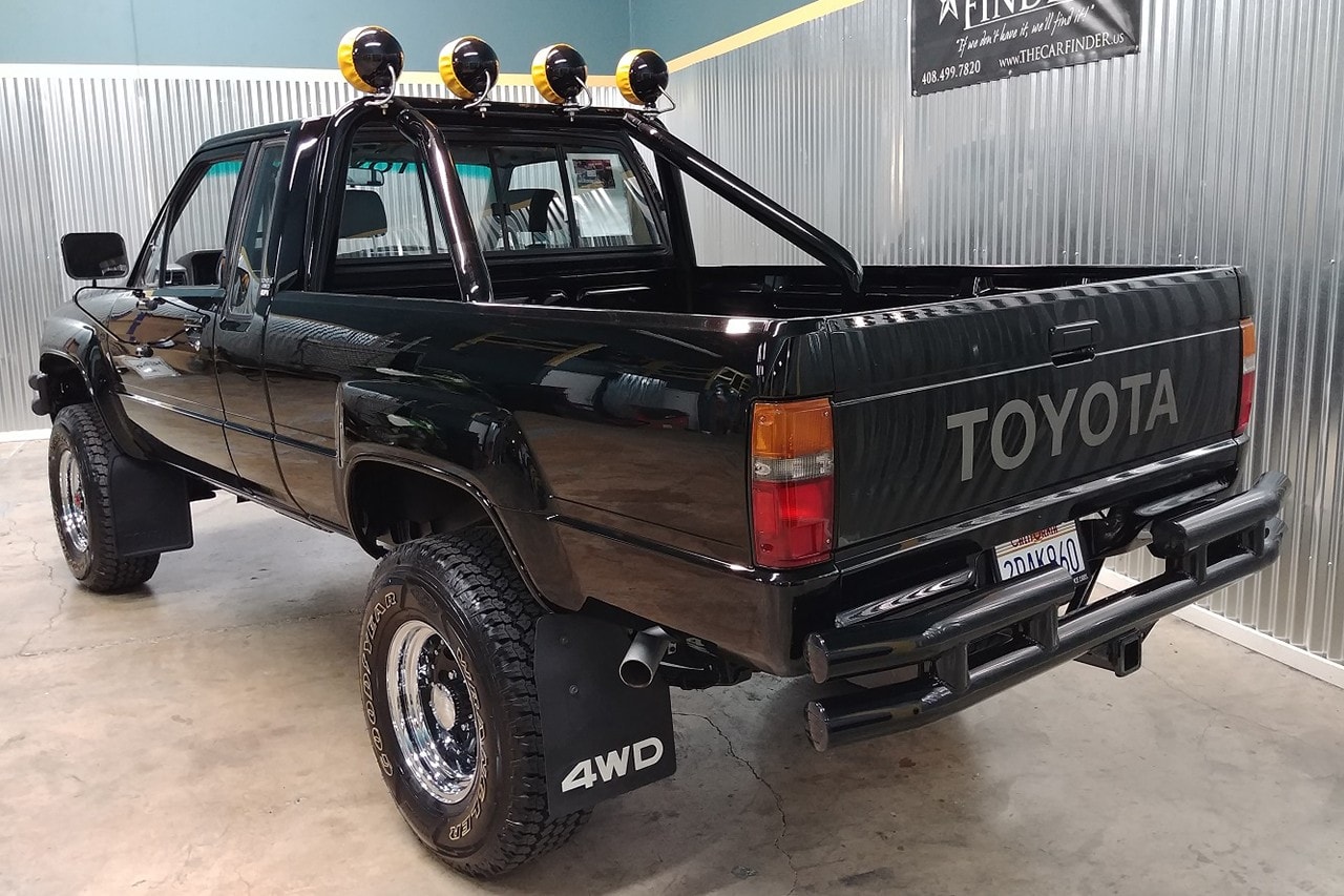 逼近《回到未來》原版 − 1985 Toyota SR5 貨卡全新改裝款式現正進行拍賣