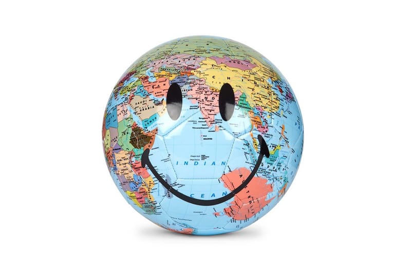 Chinatown Market  x Smiley 推出 Harvey Nichols 别注地球图样足球