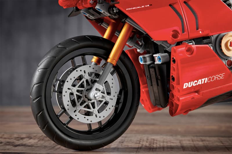 LEGO Technic™ 打造 Ducati Panigale V4 R 積木模型