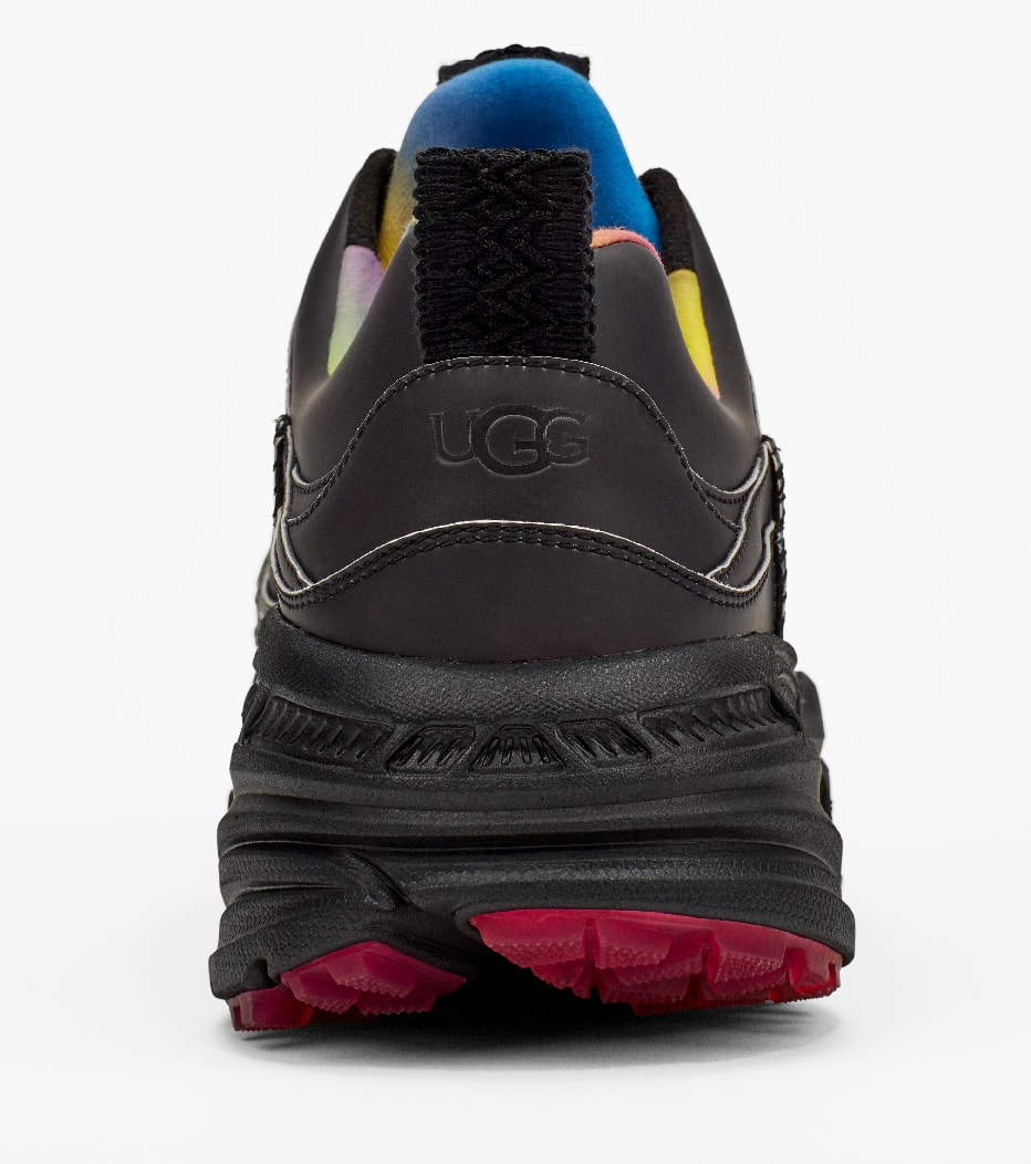 UGG 为「世界地球日」打造 CA805 x 热感运动鞋