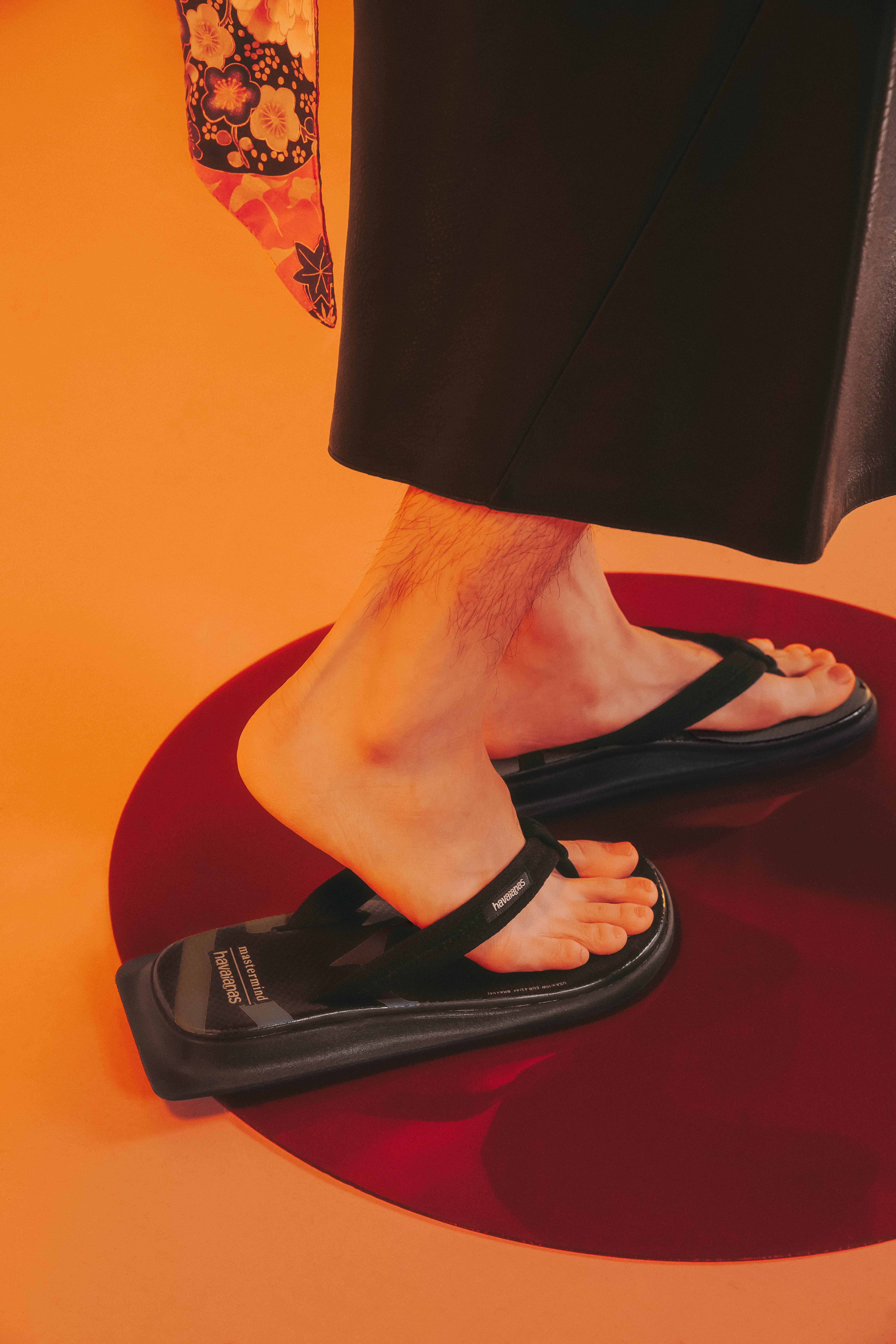 以街头时尚感重塑经典－Havaianas 联乘 mastermind JAPAN 拖鞋系列