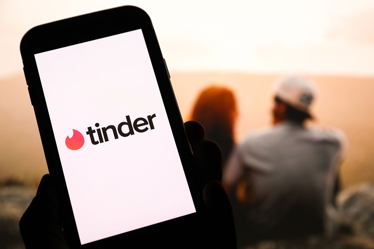 線上異國豔遇 - Tinder 正式宣布將取消地理位置聊天限制