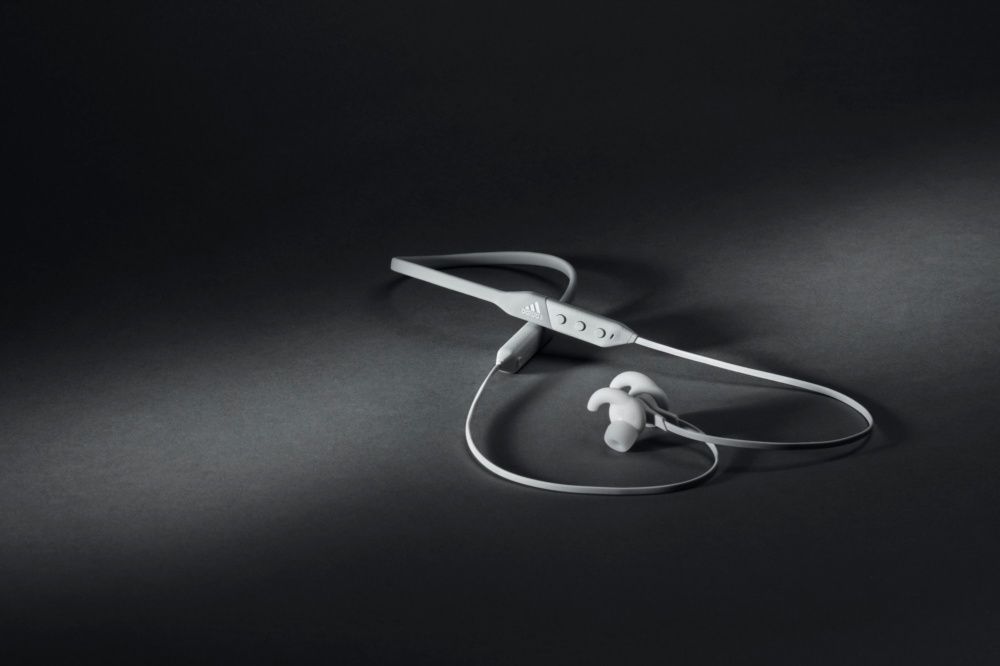 adidas 发布全新运动耳机 RPD-01