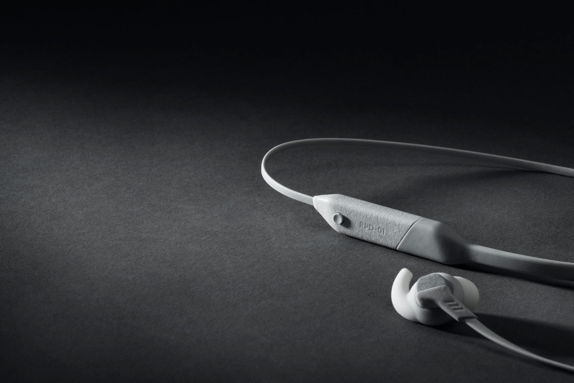 adidas 发布全新运动耳机 RPD-01