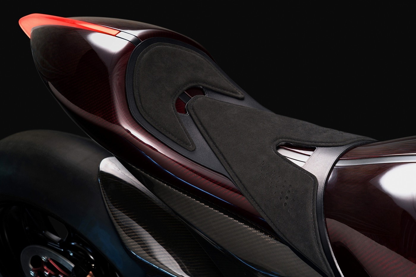 Aston Martin 攜手 Brough Superior 打造限定 100 輛全新電單車 AMB 001