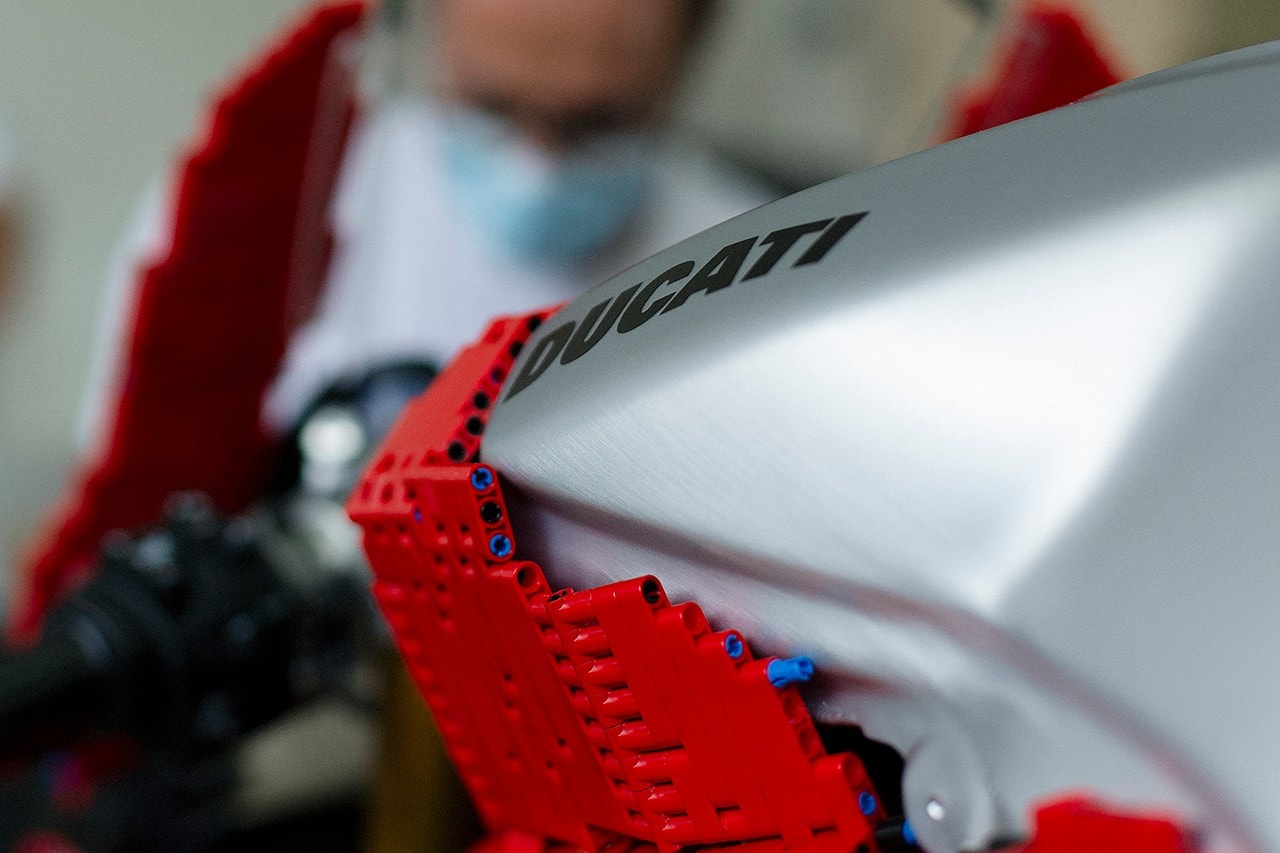 LEGO Technic™ 打造真正可騎乘 Ducati Panigale V4 積木車款
