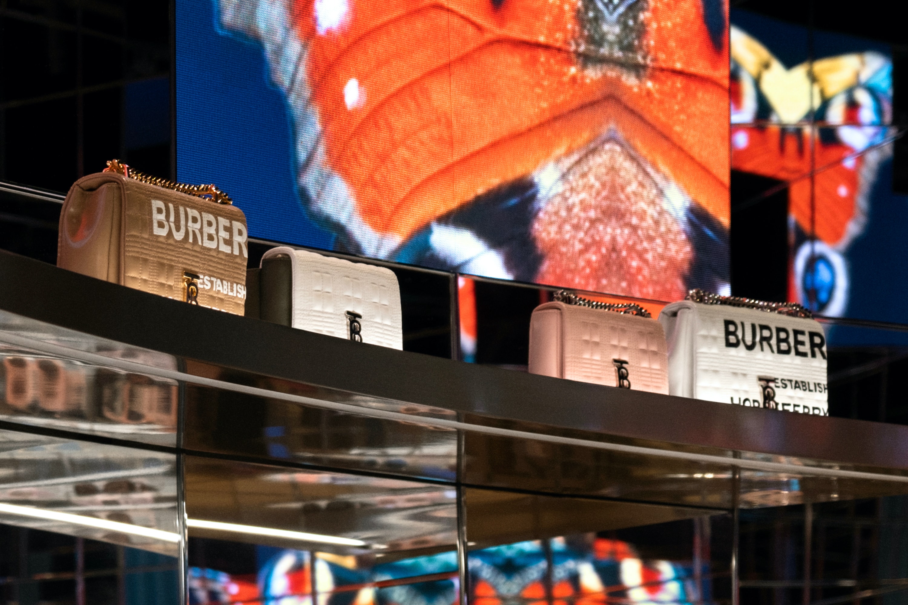 Burberry 携手腾讯于深圳开设全新门店「Burberry 空 · 间」