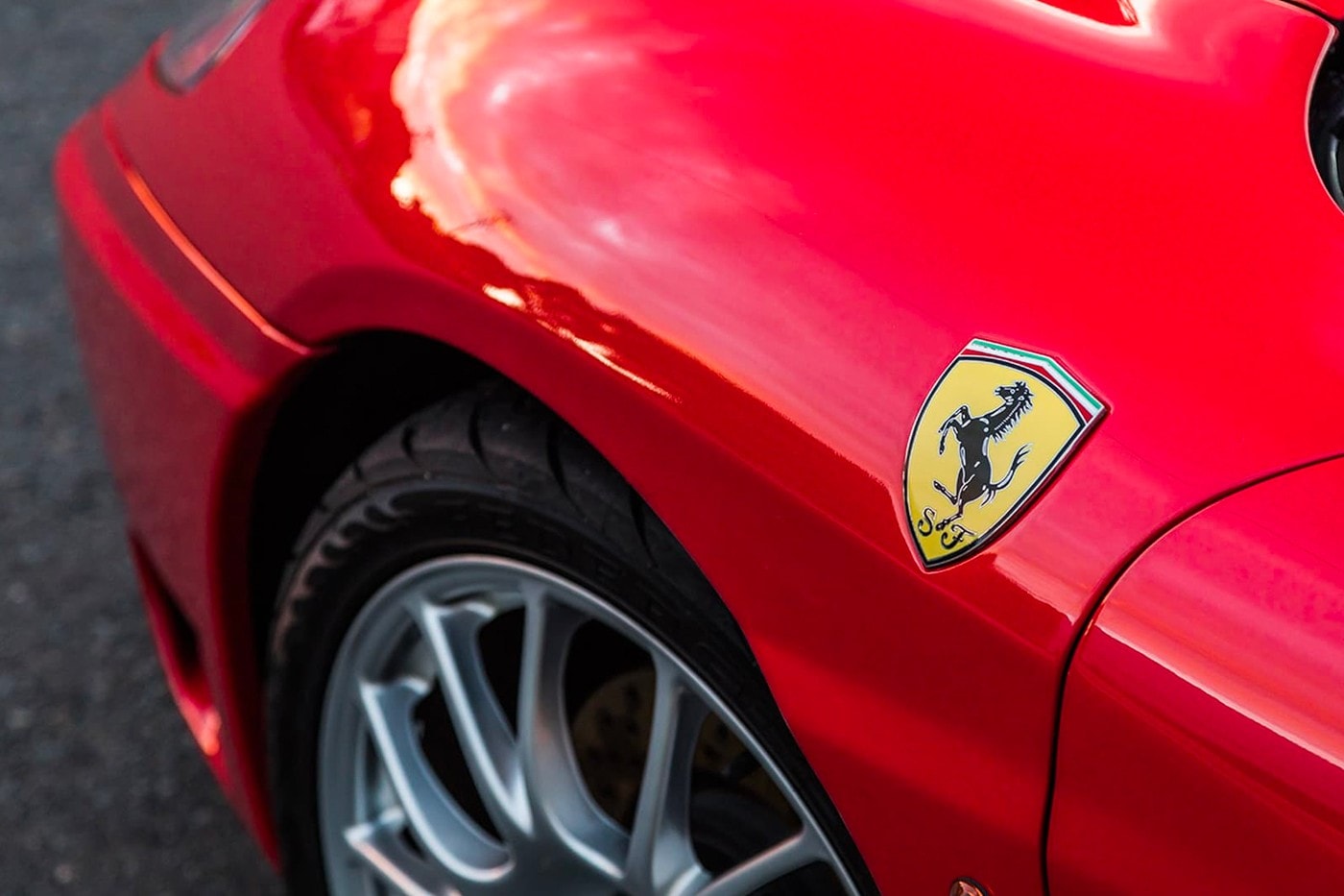 2003 年 Ferrari 360 Modena 加長豪華轎車展開販售