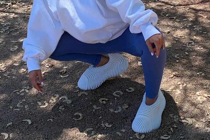 Kanye West 親自曝光全新 YEEZY Derrick Rose 涼拖鞋