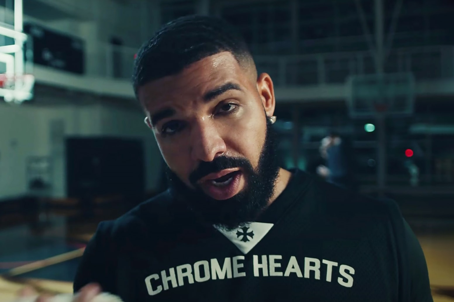 Drake 在 Nike 总部跟 Kevin Durant 单挑时穿了什么鞋？| 八月 MV 球鞋大赏