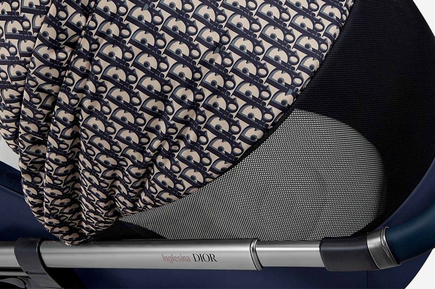 Dior 首款經典 Oblique 印花圖樣嬰兒推車正式發佈