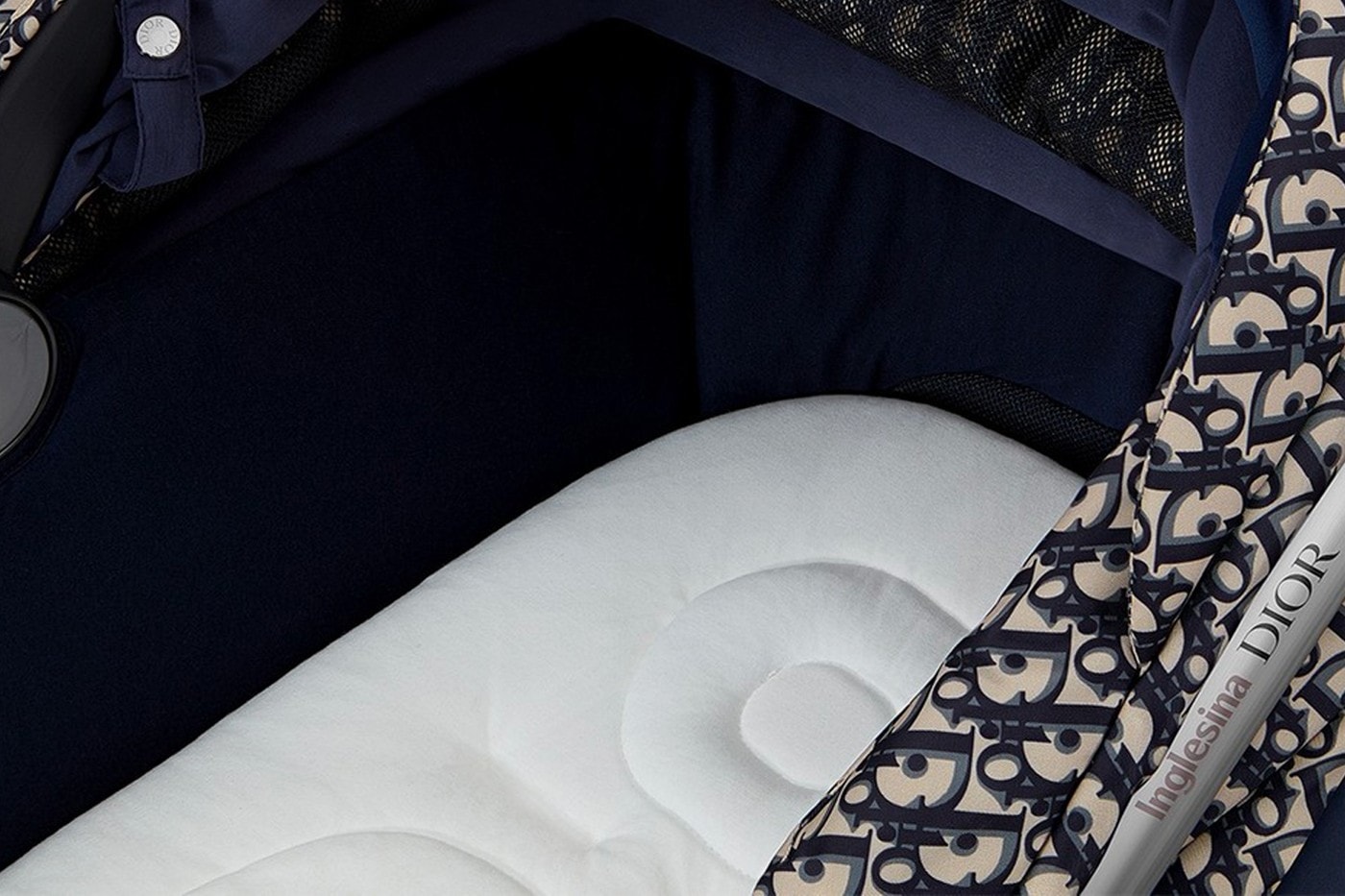 Dior 首款經典 Oblique 印花圖樣嬰兒推車正式發佈