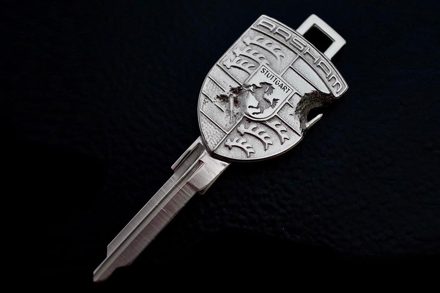 Daniel Arsham 攜手日本珠寶品牌打造 Porsche 930A Turbo 定製鉑金鑰匙