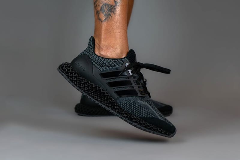 adidas 混種跑鞋 Ultra 4D 全新黑魂配色「Core Black」率先曝光