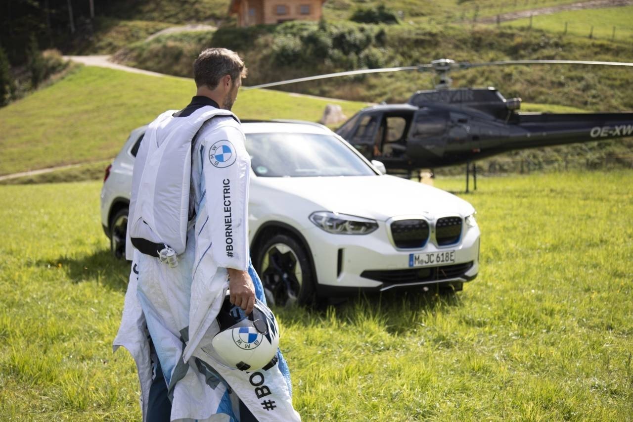 BMW 打造可承受時速 300 公里電能「翼服」