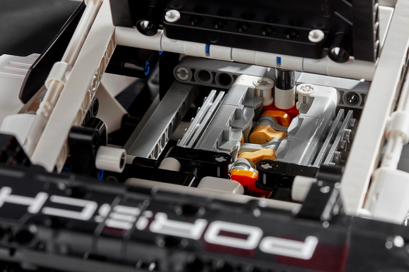 LEGO Technic 復刻發售 Porsche 人氣超跑 911 RSR 盒組