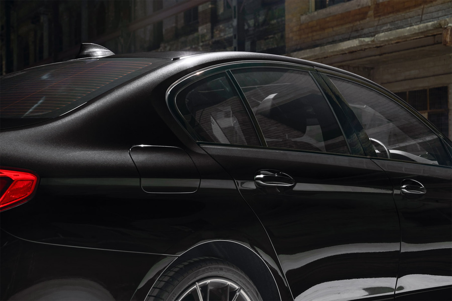BMW 發表全新 5-Series 極黑車型「Dark Shadow Edition」