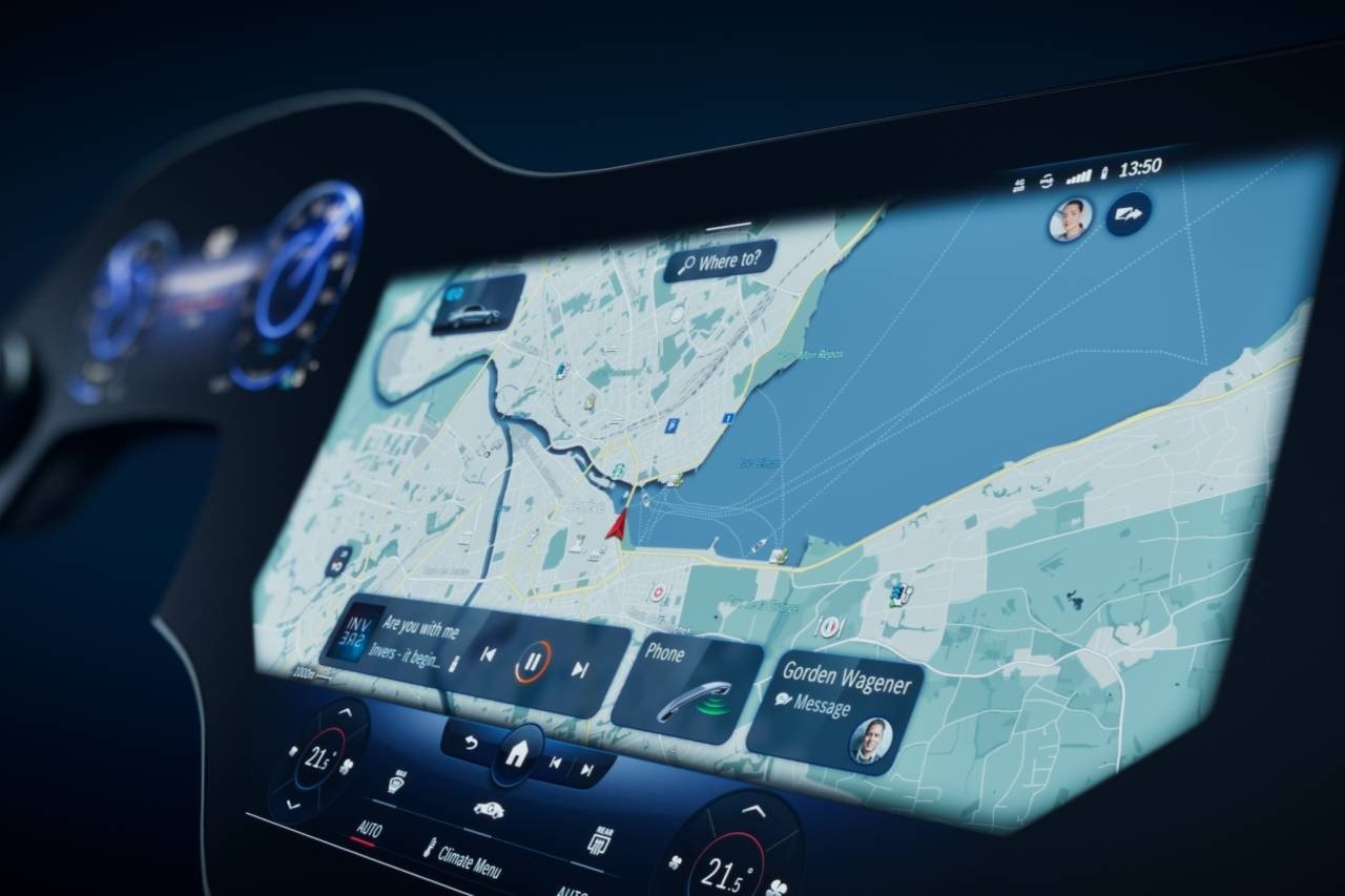 Mercedes-Benz 揭示全新 56 英吋人工智能顯示屏 MBUX Hyperscreen