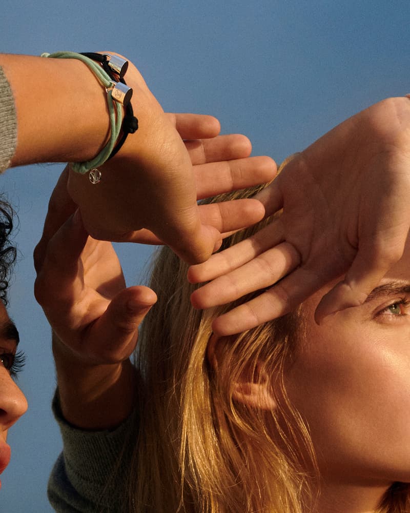 Louis Vuitton 携手 UNICEF 推出新款 Silver Lockit 手链与 Doudou Louis 泰迪熊