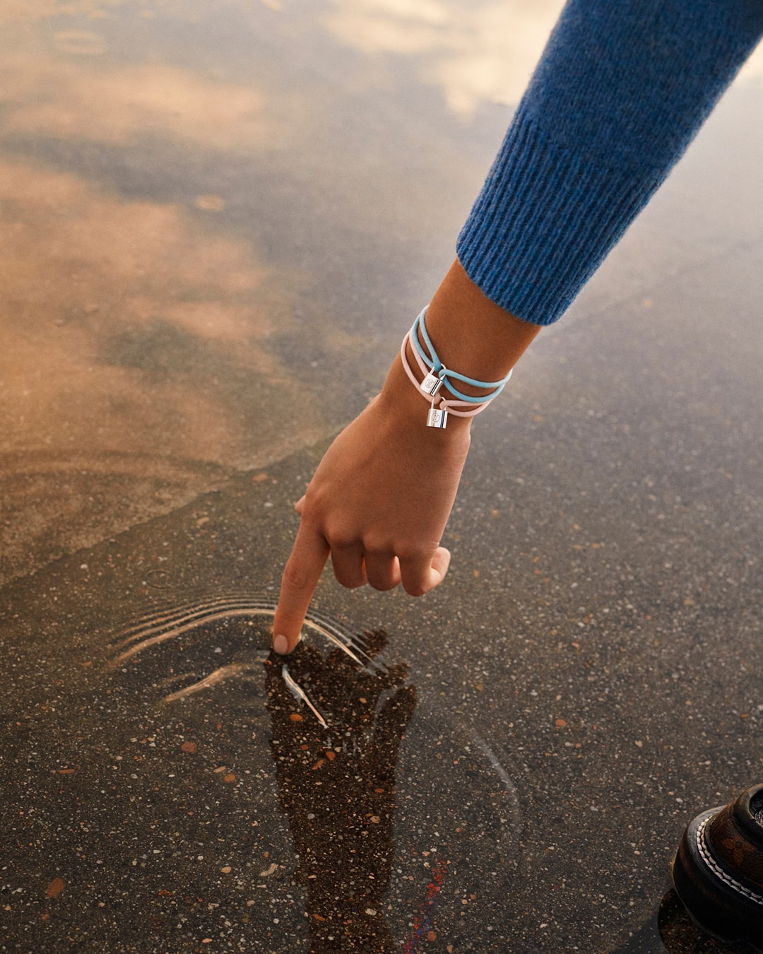 Louis Vuitton 携手 UNICEF 推出新款 Silver Lockit 手链与 Doudou Louis 泰迪熊